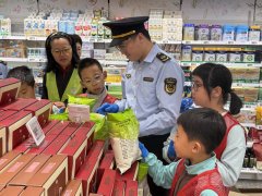 孩子们身着同一小马